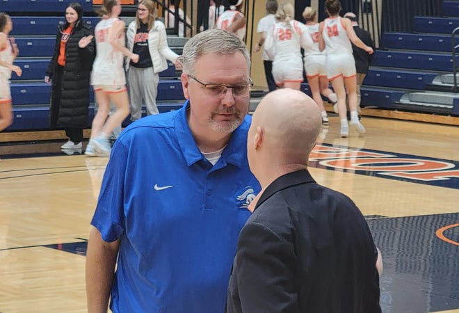 Brian Morehouse coaches towards faculty roommate as Hope tops Nice Lakes Christian